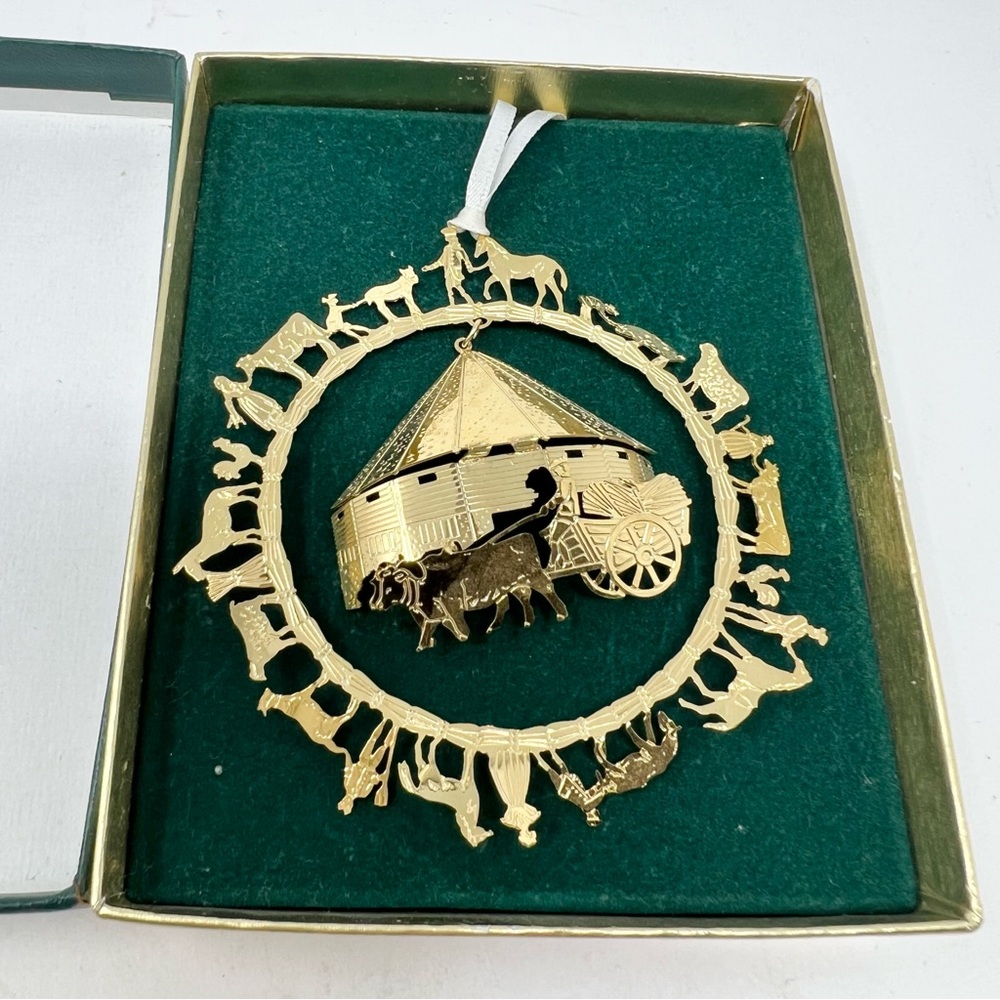 Vintage Mt. Vernon 1996 Ornament Featuring George Washington 16 Sided Barn